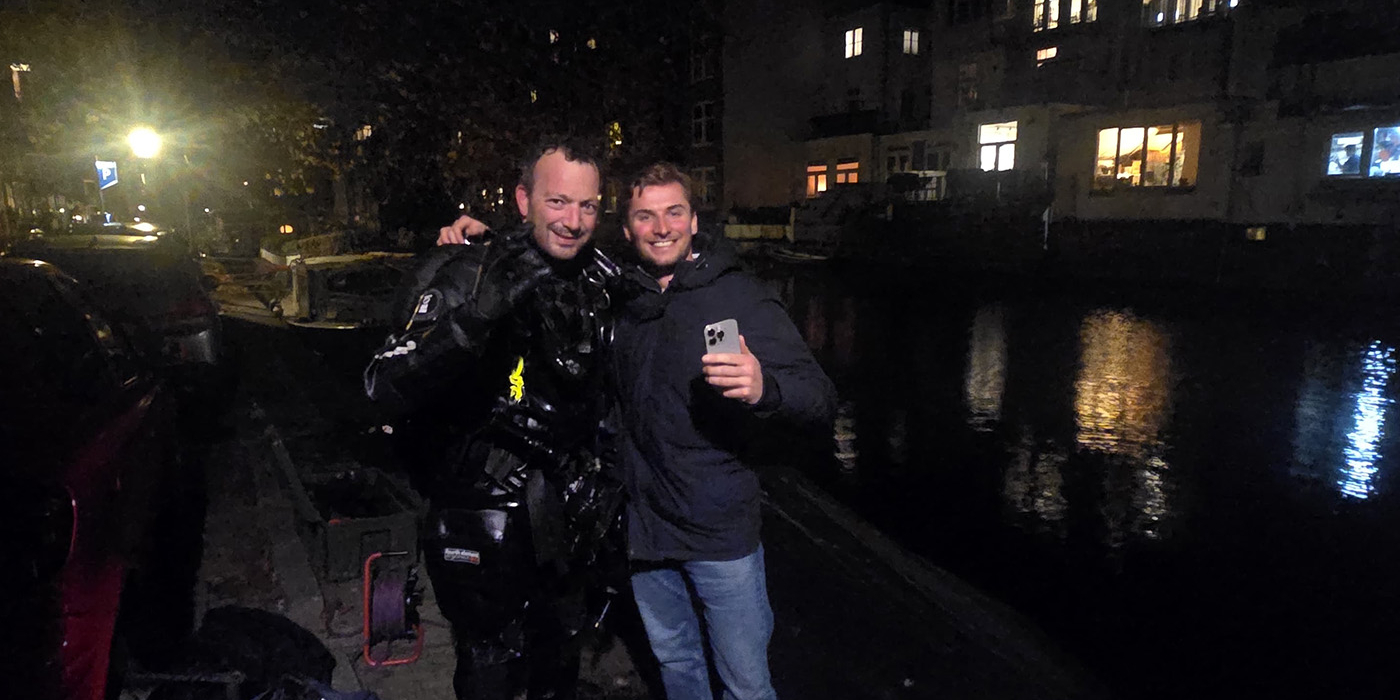 Duik naar een iPhone in de Lijnbaansgracht