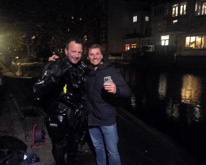 Sander staat dolgelukkig op de kade, zijn iPhone net opgedoken in Amsterdam