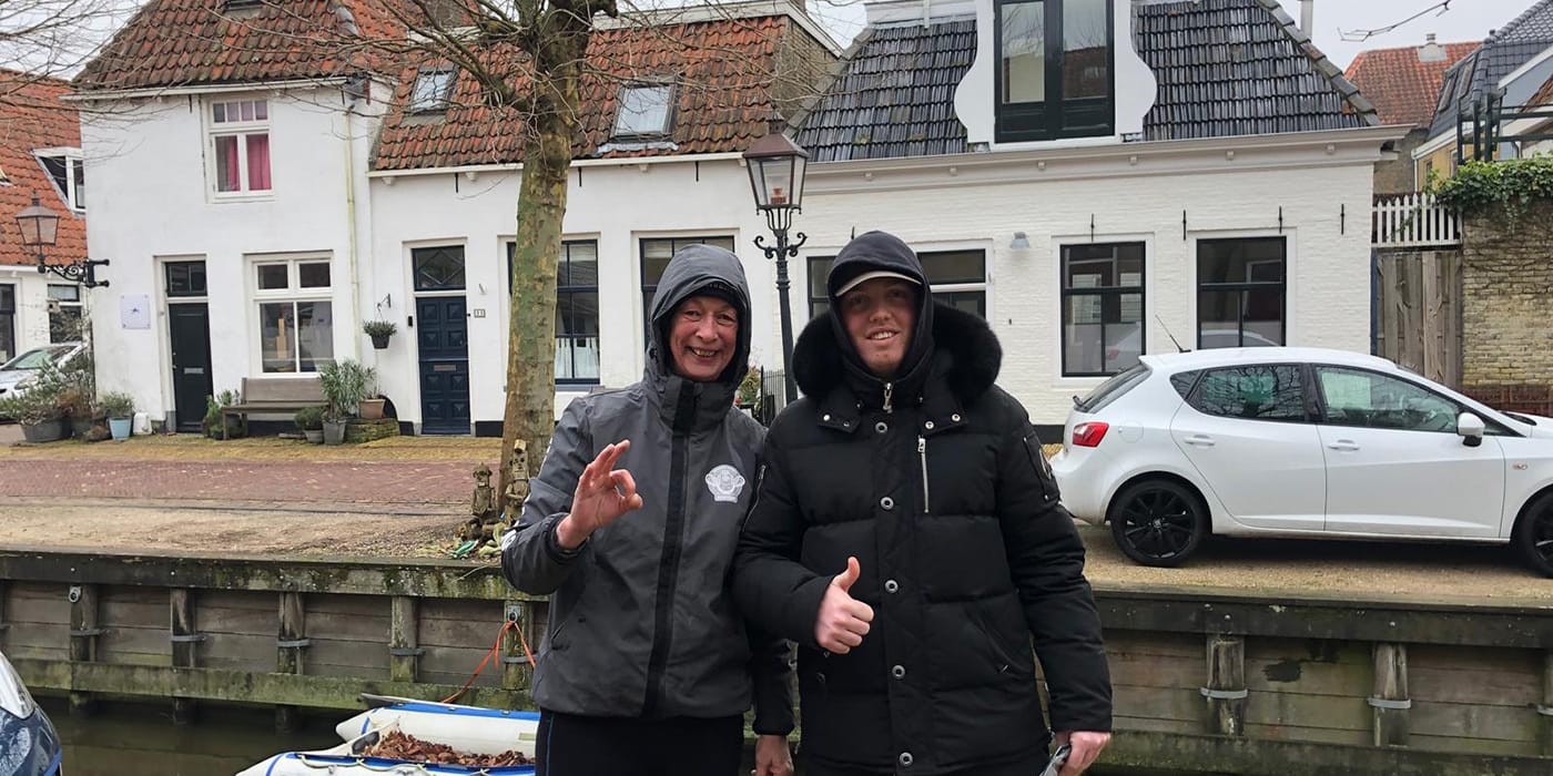 Telefoon maakt sierlijke duik in historisch grachtje