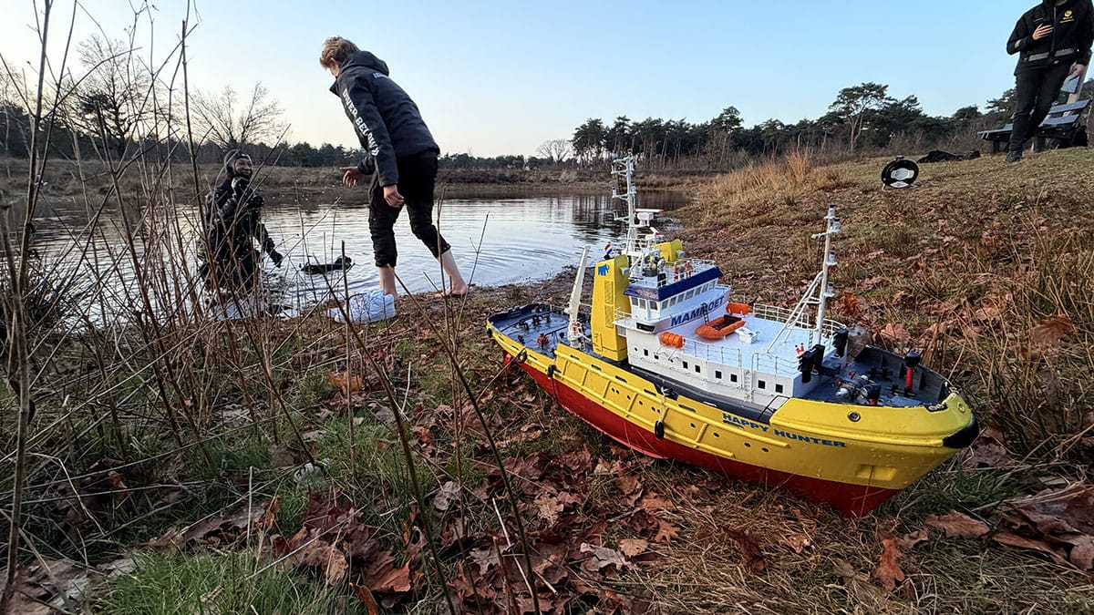 Duikers redden gezonken modelschip uit natuurplas