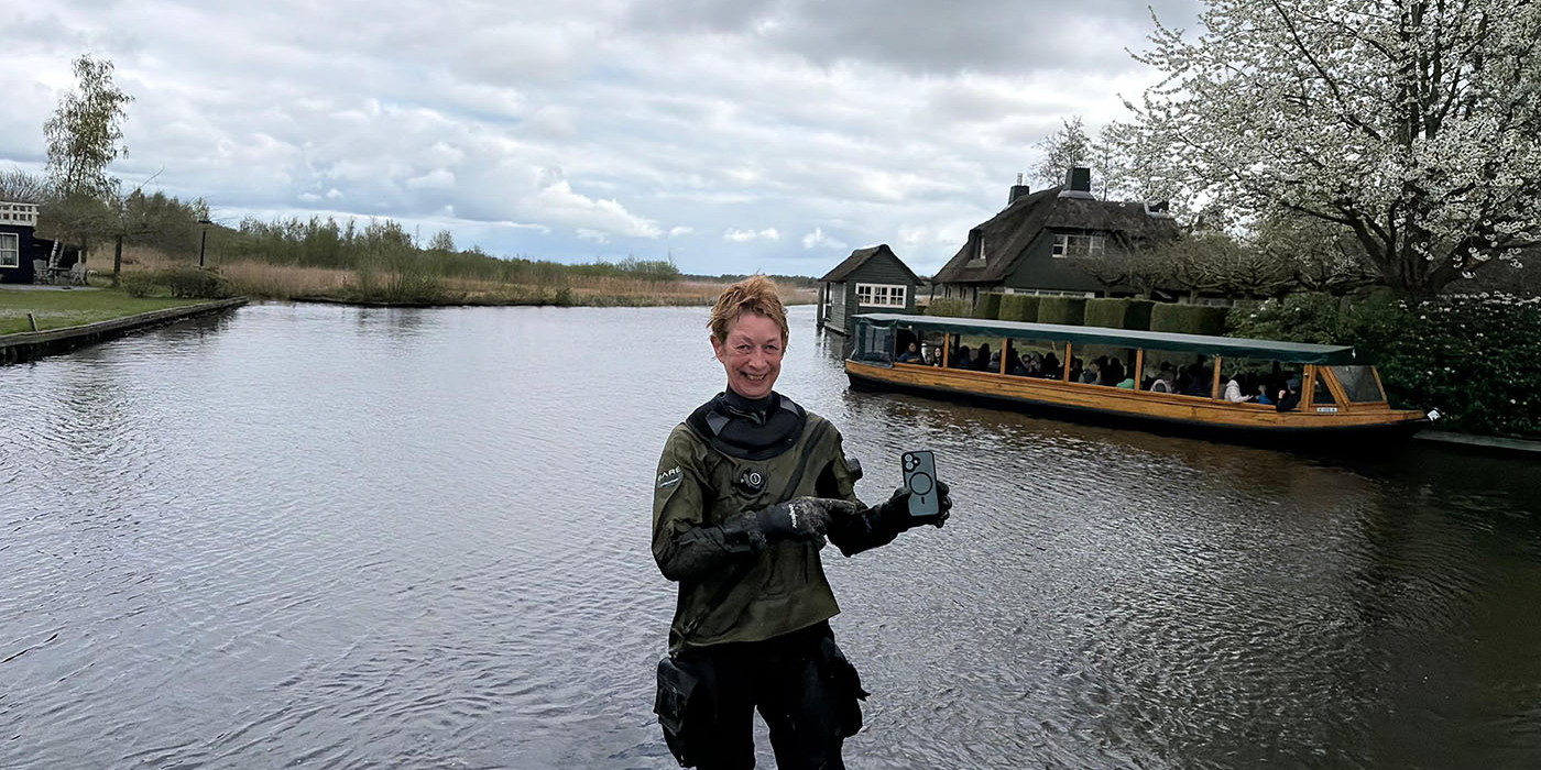 Dharani krijgt telefoon uit Giethoorn terug