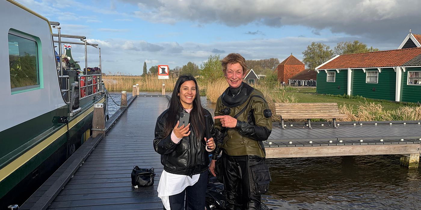 Telefoon op tripod uit de Zaan gevist bij de molens