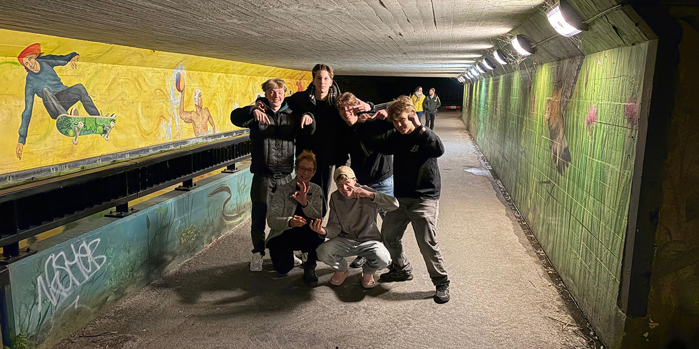 Gijs krijgt zijn telefoon terug uit het water in Sassenheim