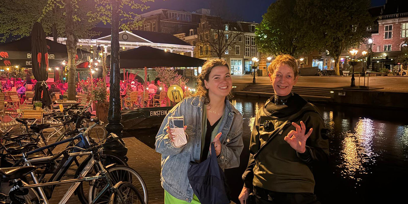 Telefoon uit de Leidse gracht gered bij café Einstein