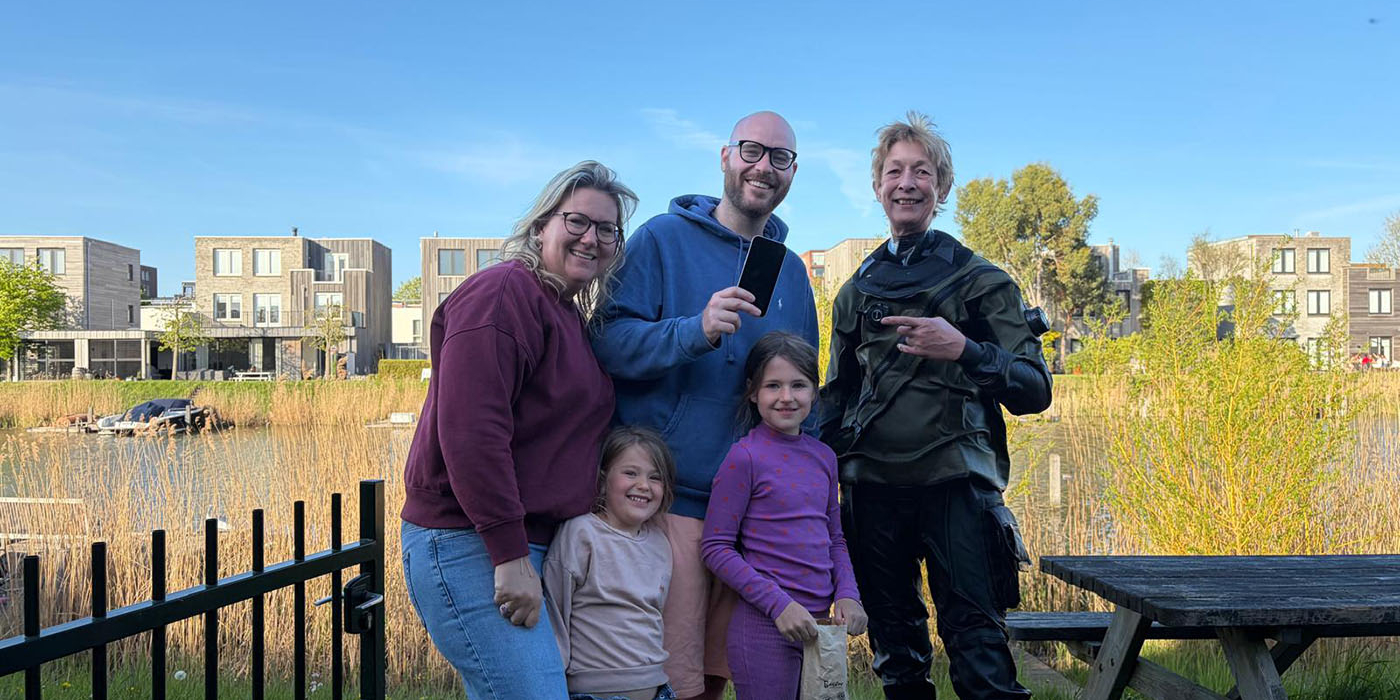 Telefoon gered uit het riet aan de Lisdoddelaan