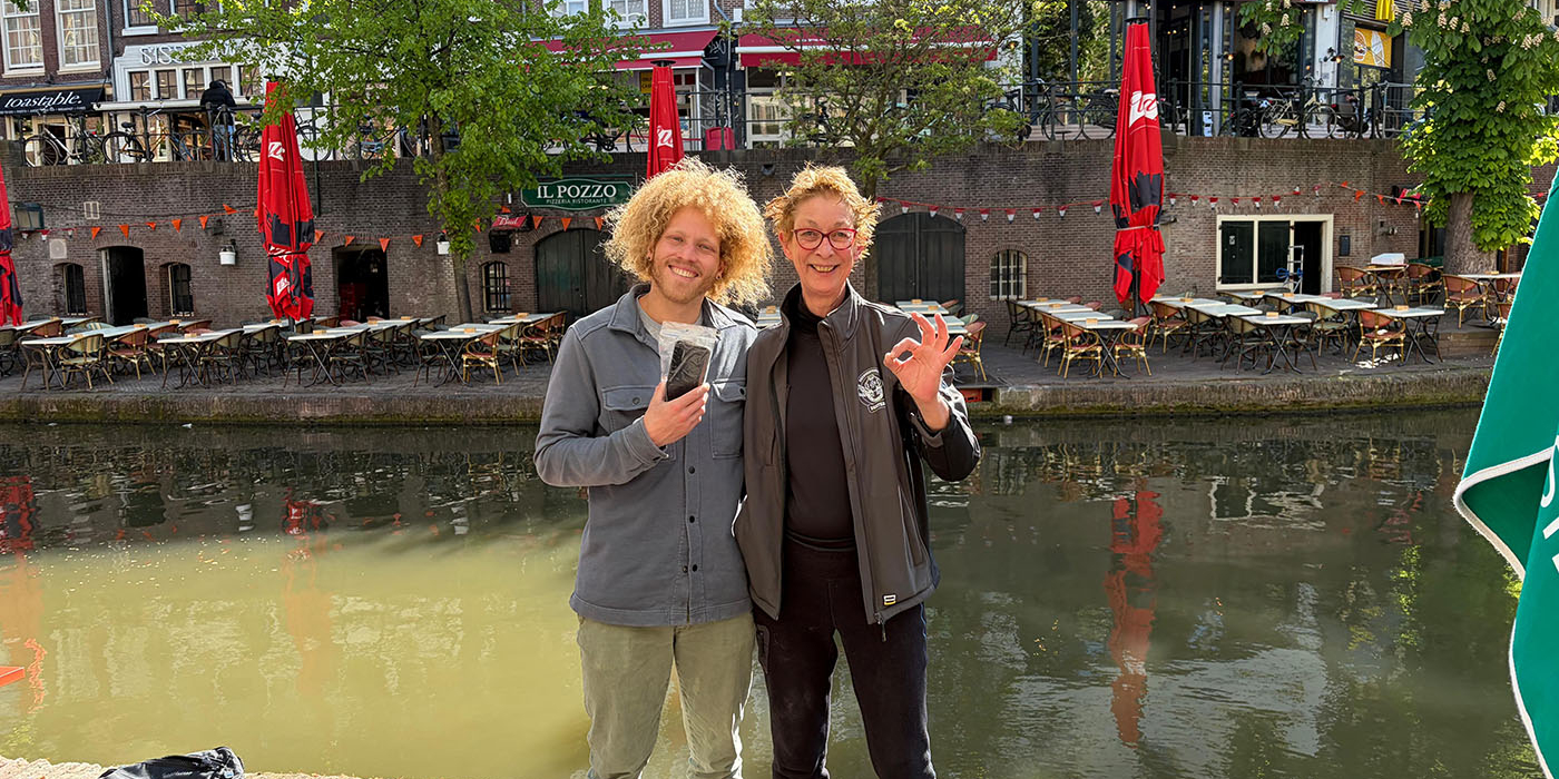 Duiken in Oude Gracht: telefoon weer boven water gehaald