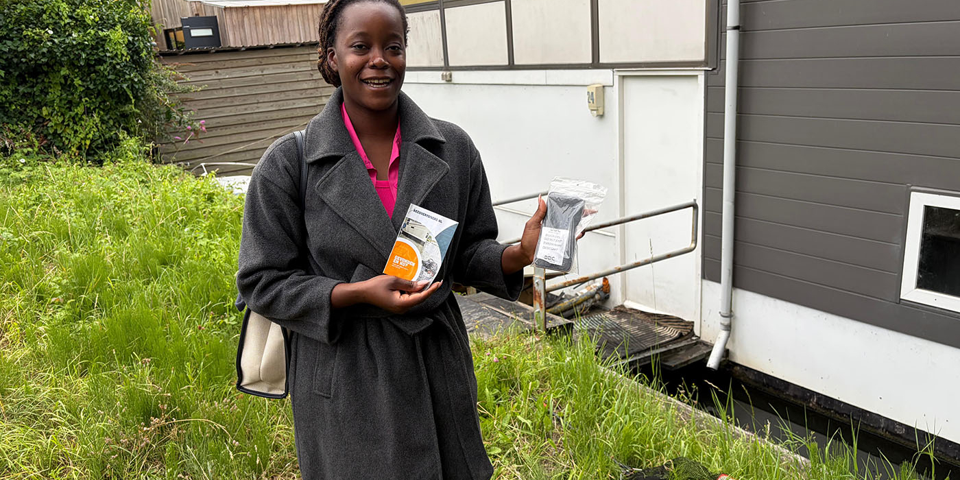 Duiker trotseert modderbad voor telefoon in Amsterdam