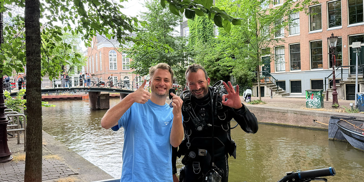 Auto aan de lader, sleutel in de raamgracht: actie!