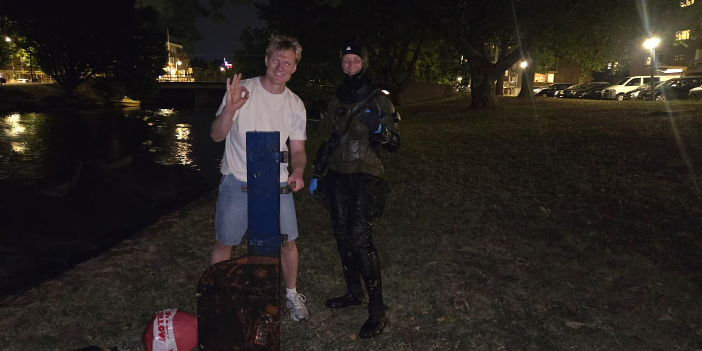Verloren roerblad snel terug uit het water door duikers