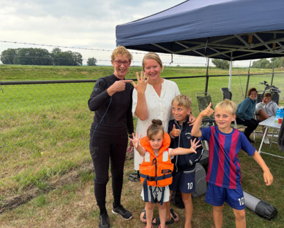 Duiker met het gezin bij de partytent