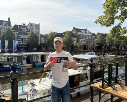 Eigenaar met zijn teruggevonden telefoon bij de woonboot