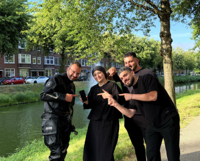 Duiker met de eigenaren aan het water