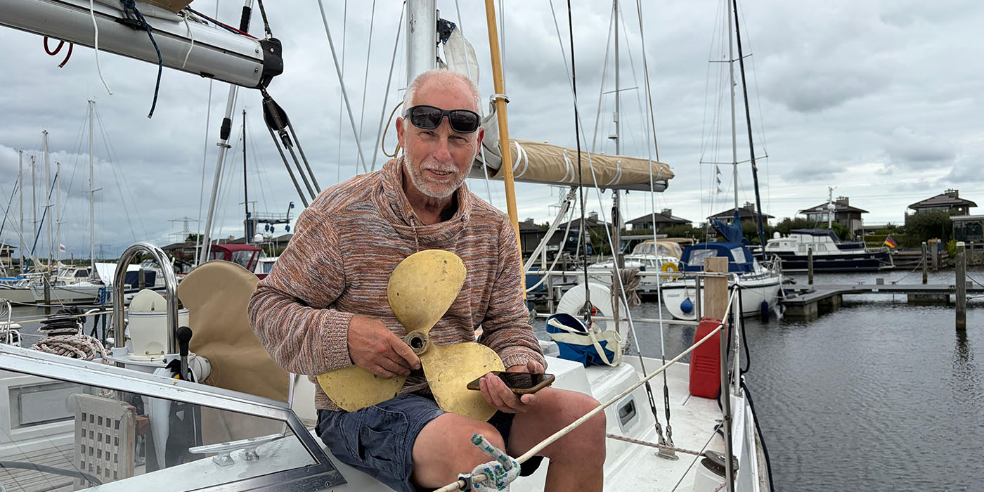 Boot heeft geen voortstuwing meer: duiker vindt schroef!
