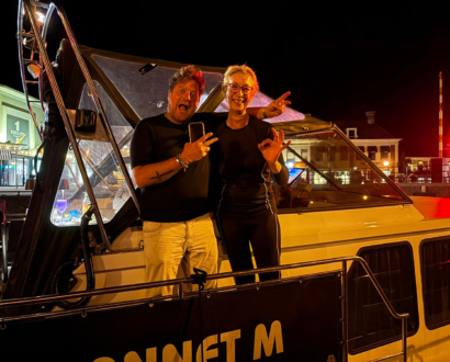 Duiker en eigenaresse aan boord van de rondvaartboot in Lemmer