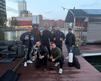 Duiker met de eigenaren op het terras aan het water in Rotterdam