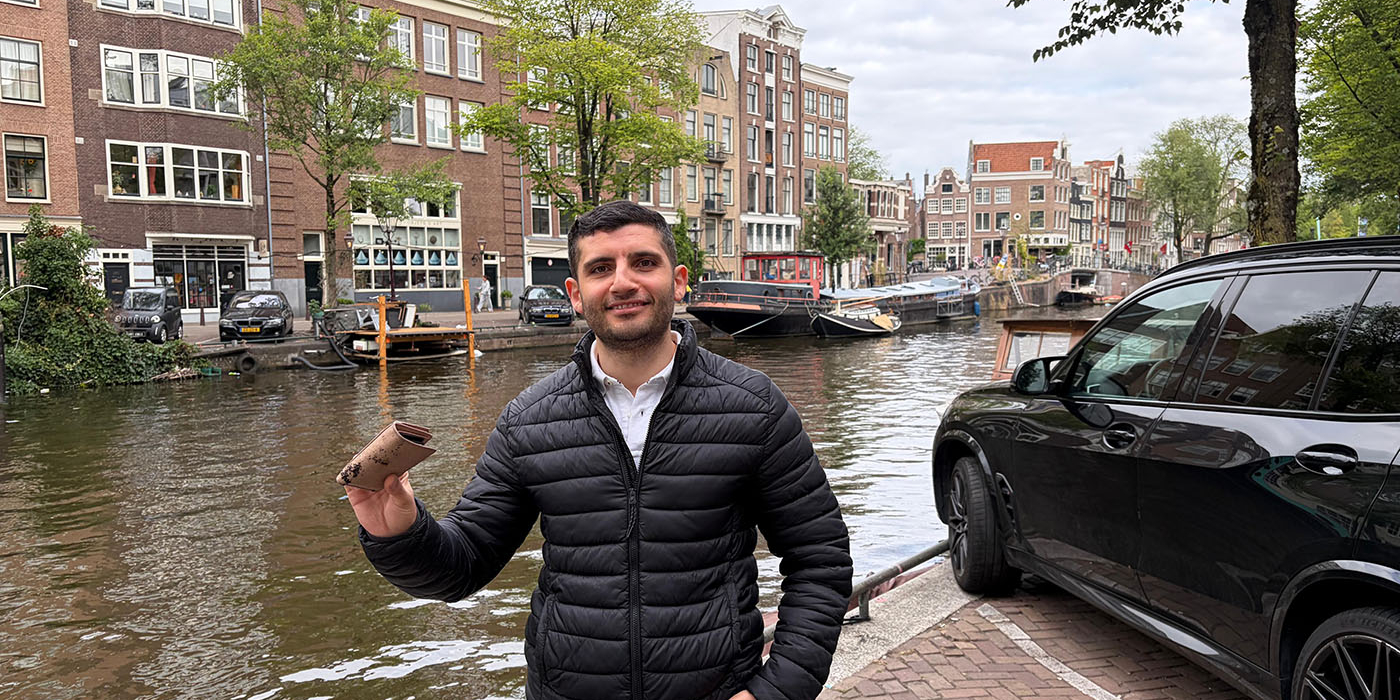 Portemonnee in Prinsengracht: duiker vist hem zo op!
