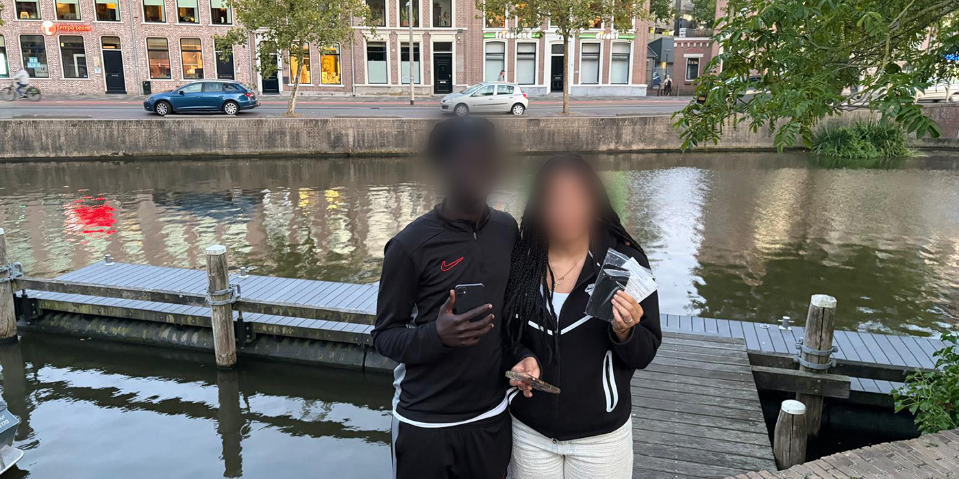 Telefoon van steiger in gracht: duiker vindt hem snel!
