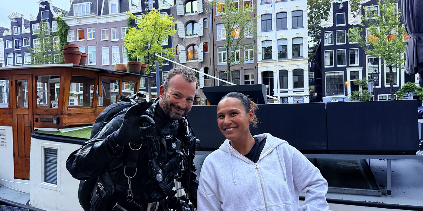 Duiker vindt iPhone in Prinsengracht in 2 minuten