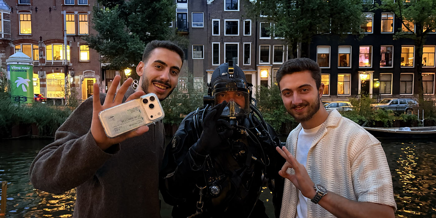 Verloren telefoon snel gevonden in Amsterdamse gracht