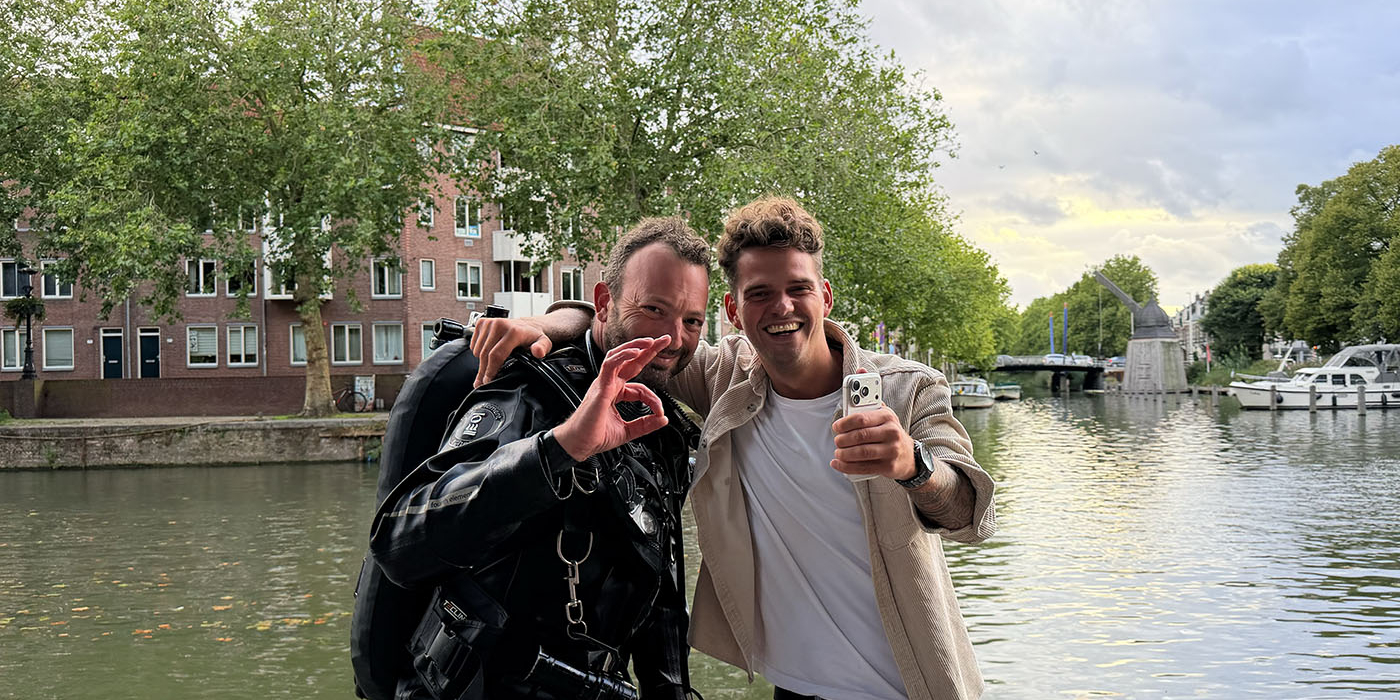 Duiker vindt verloren iPhone in Utrechtse Vecht