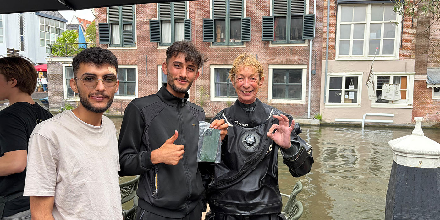 Telefoon valt van terras bij Annie’s: duiker schiet te hulp
