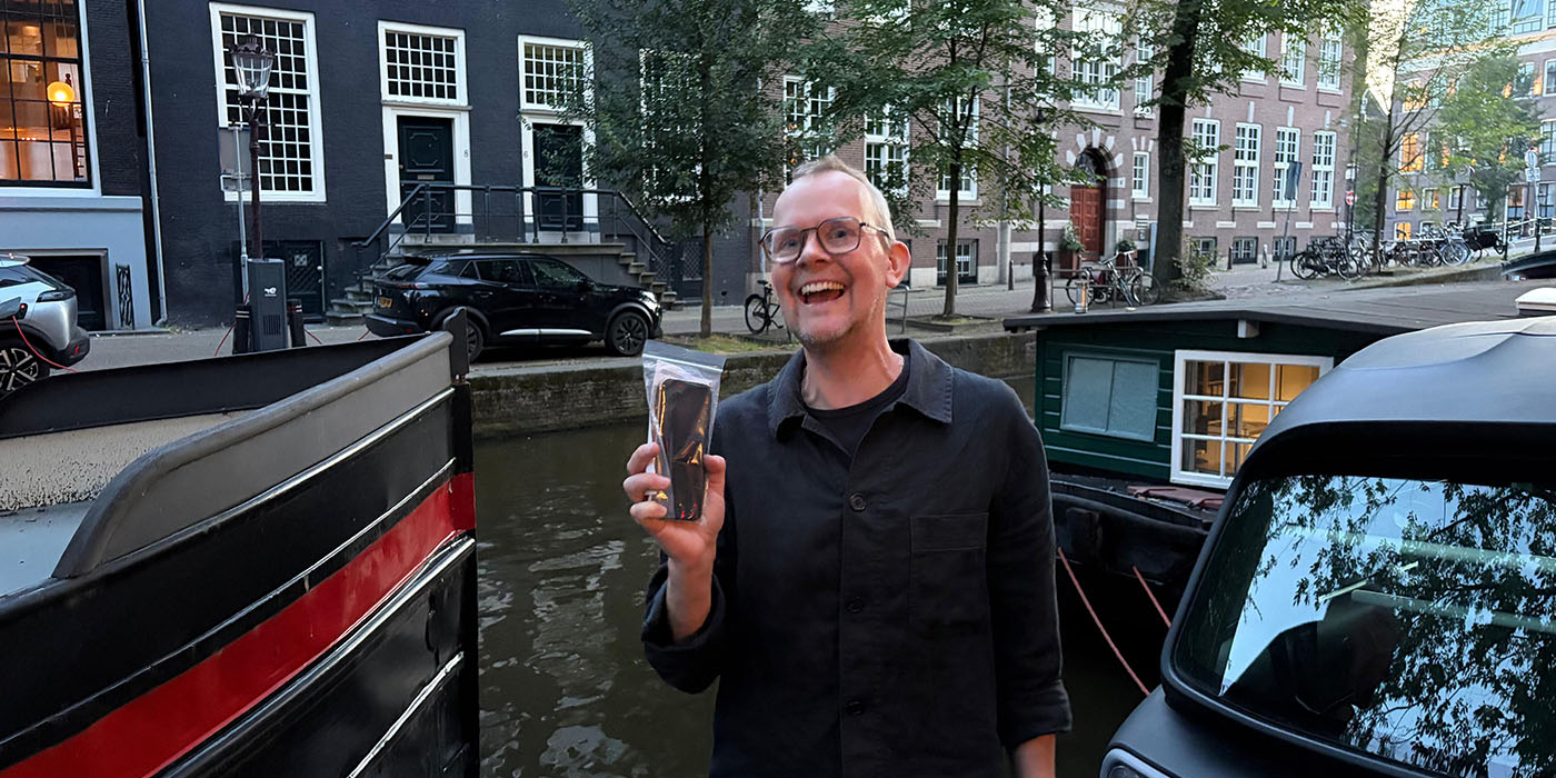 Duiker vindt telefoon in minuut aan Raamgracht