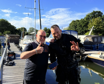 Duiker en eigenaar op de steiger aan de Vecht in Weesp