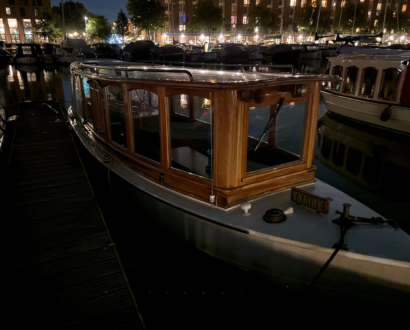 Rondvaartboot bij avond aan de gracht