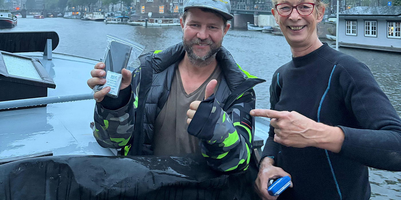 Telefoon overboord bij het ‘s-Gravenhekje in Amsterdam