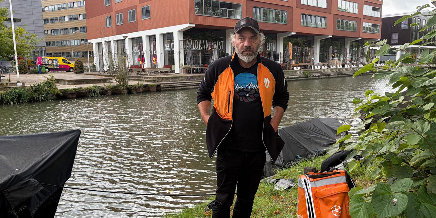Bezorger met zijn teruggevonden telefoon aan het water
