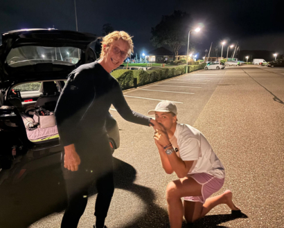 Duiker en eigenaar 's avonds bij de auto in Nijkerk