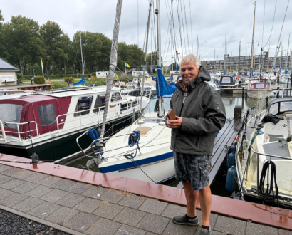 Eigenaar met zijn teruggevonden telefoon in de jachthaven