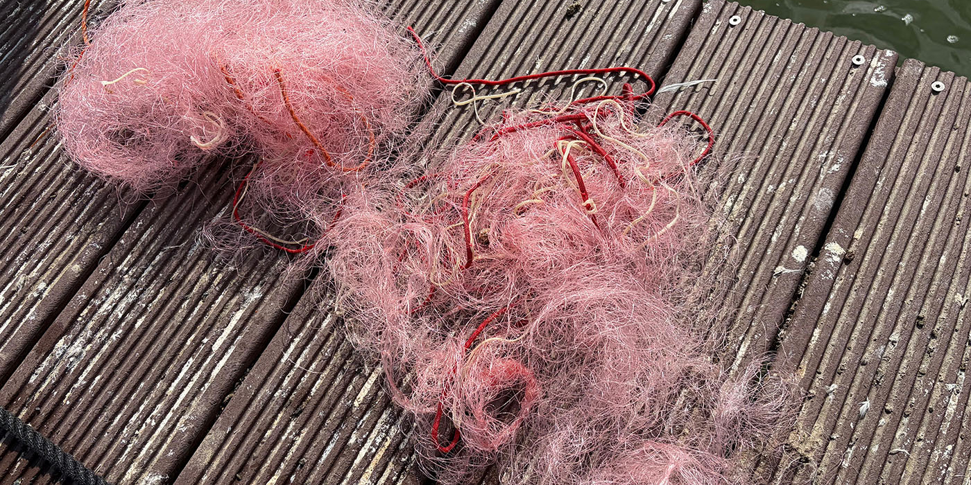 Visnet om schroef en zwaard, duiker schiet te hulp