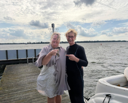 Duiker en eigenaresse op de steiger in Marina Muiderzand