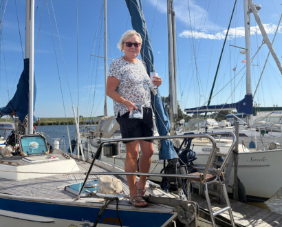 Eigenaresse aan boord in jachthaven De Vlije