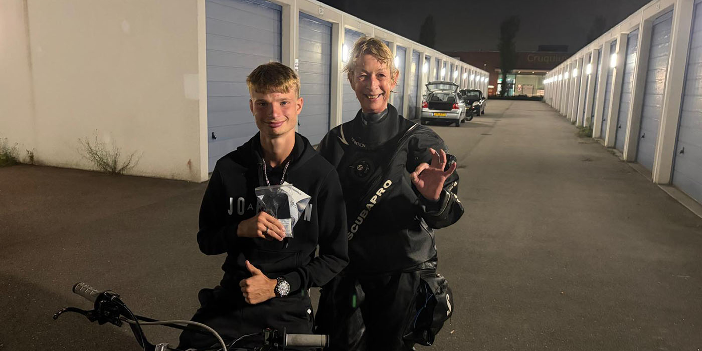 Pitbike te water, iPhone diep in de modder