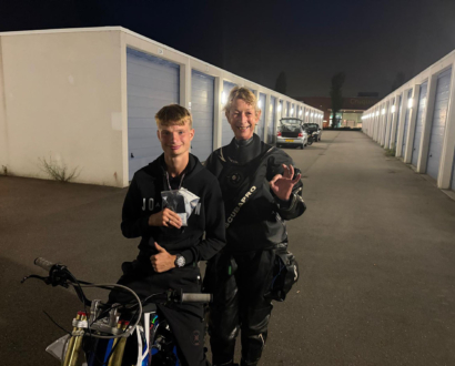 Duiker en eigenaar 's avonds bij de pitbike