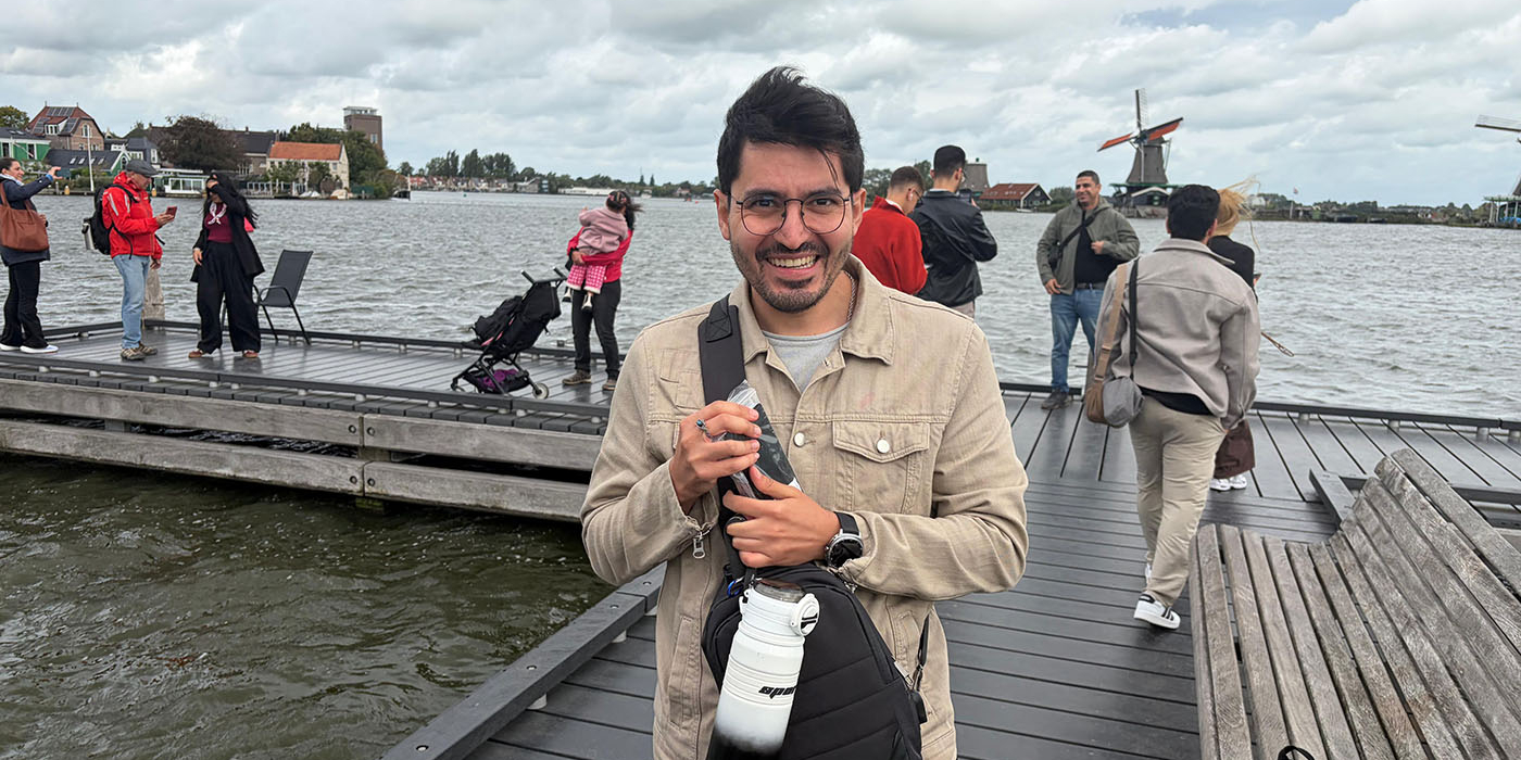 Wind blaast telefoon van statief bij Zaanse Schans