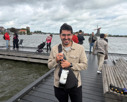 Eigenaar met zijn teruggevonden telefoon bij de Zaanse Schans