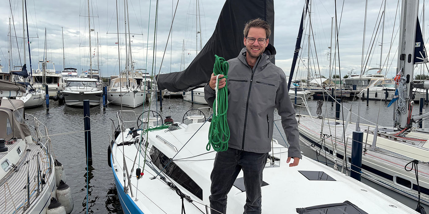 Spoedduik in Volendam voor vastgelopen zeilschip