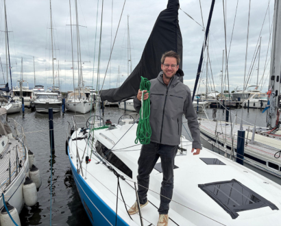 Eigenaar aan boord van zijn zeiljacht in Volendam