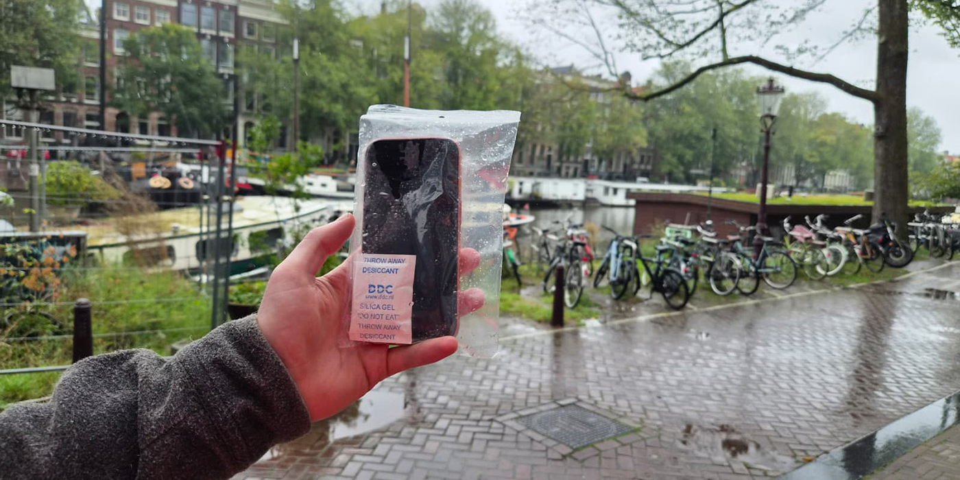Telefoon kwijt, duiker duikt bij Amsterdamse woonboten