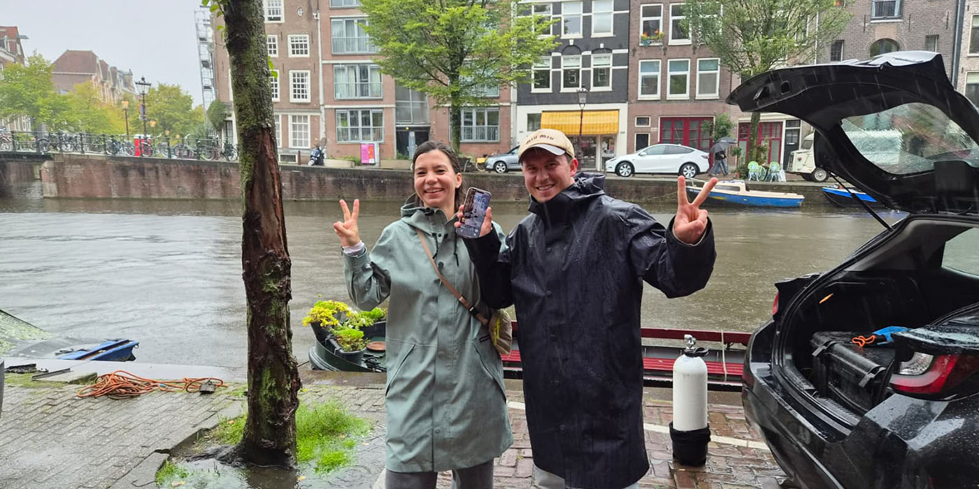 Stortbui weerhoudt magneetvisser niet op Prinsengracht