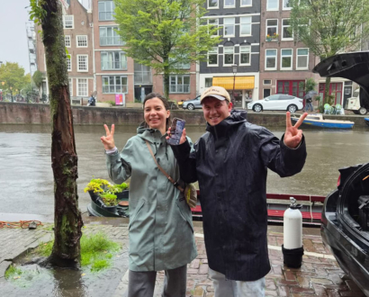 Duiker en eigenaresse in de regen aan de Prinsengracht