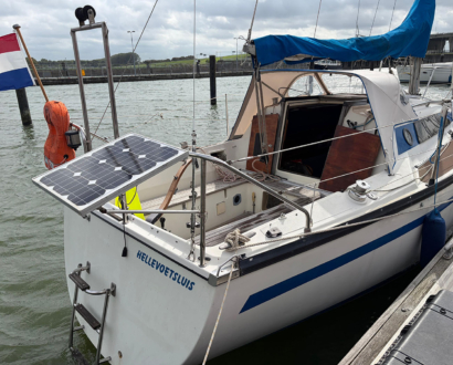 Zeiljacht aan de steiger in Willemstad