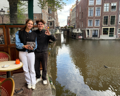 Duiker en eigenaresse aan de gracht