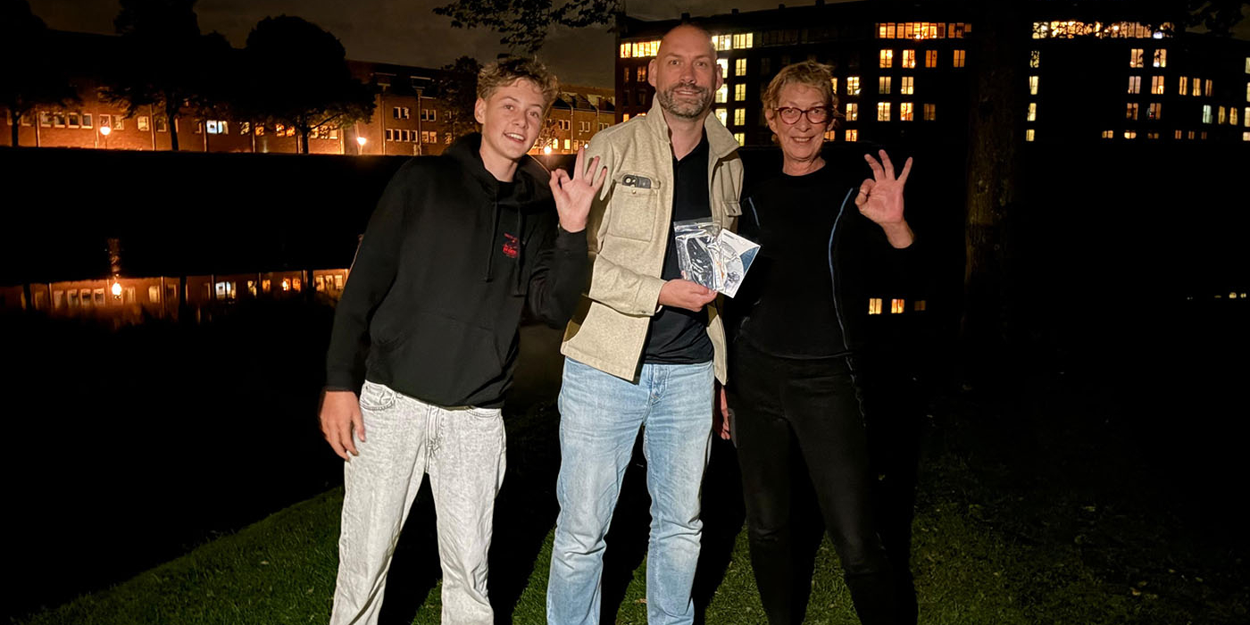 Telefoon verdwijnt in water na windvlaag