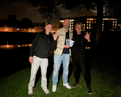 Duiker met twee eigenaren 's avonds aan het water