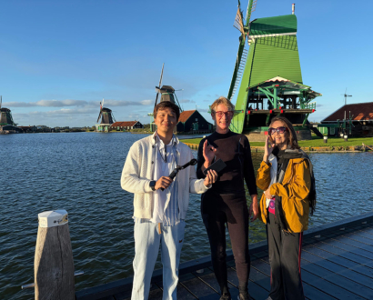 Duiker met twee eigenaren bij de molens van de Zaanse Schans