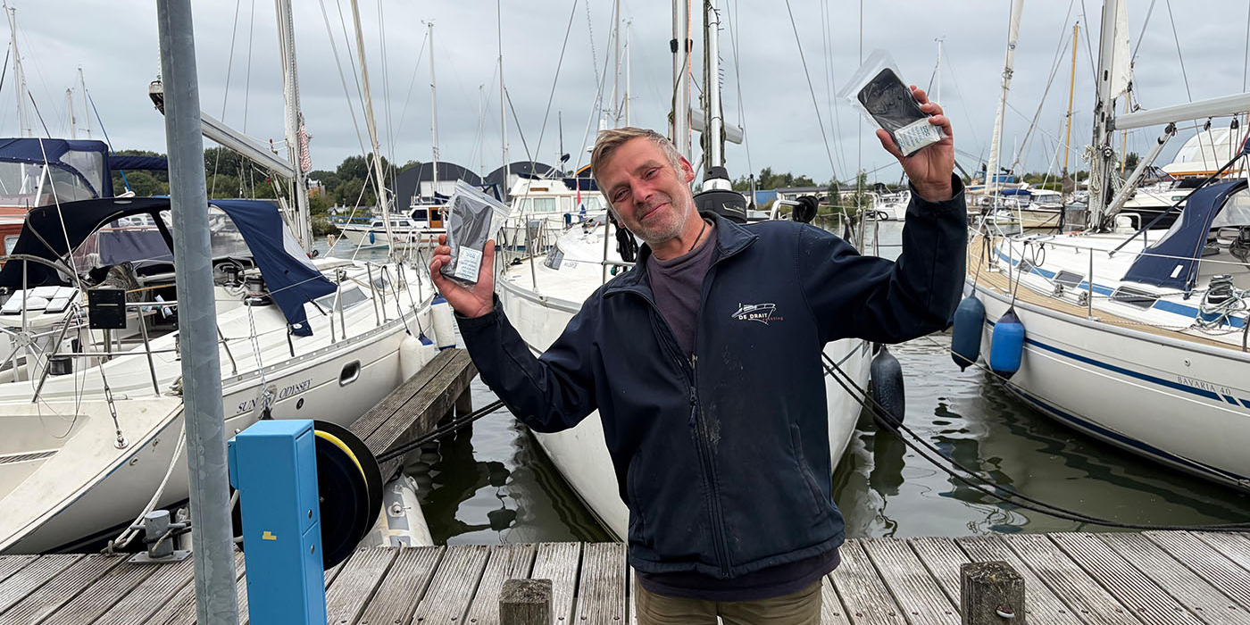 Duikers van Recovery Divers redden twee telefoons